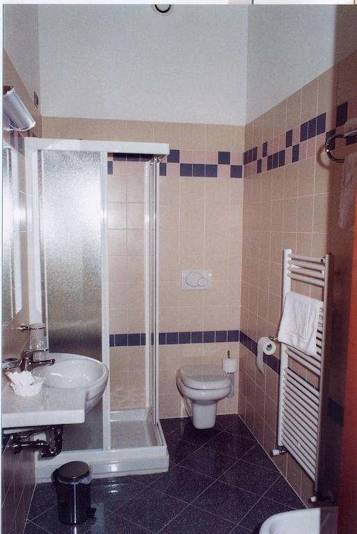 Locanda Sant'Ambrogio Cislago Quarto foto
